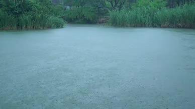 湖水湖面暴雨下雨视频的预览图